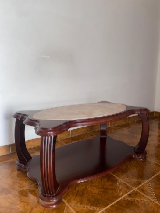 Mesa de sala com pedra de mármore