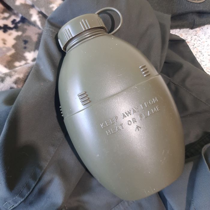 Куртка военная + фляга, шапка, балаклава, штаны.