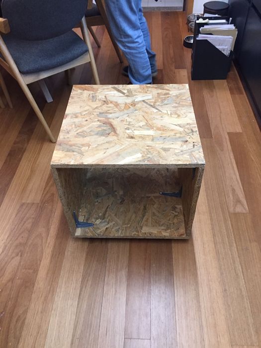 Cubo de apoio com rodas osb