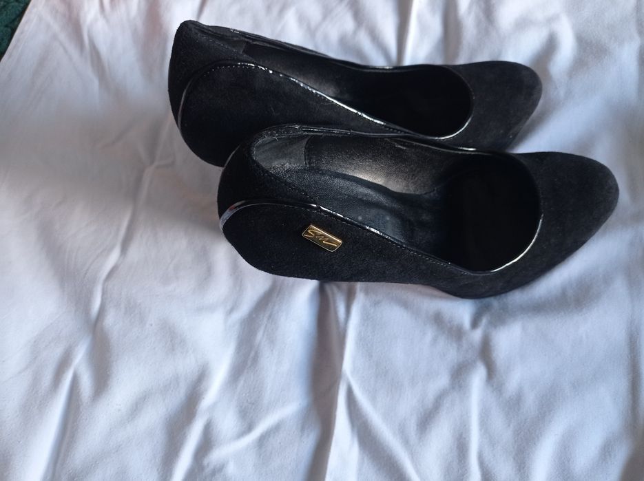 Sapatos de senhora em camurça