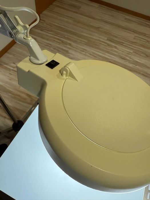 Lupa de pé articulada com iluminação LED