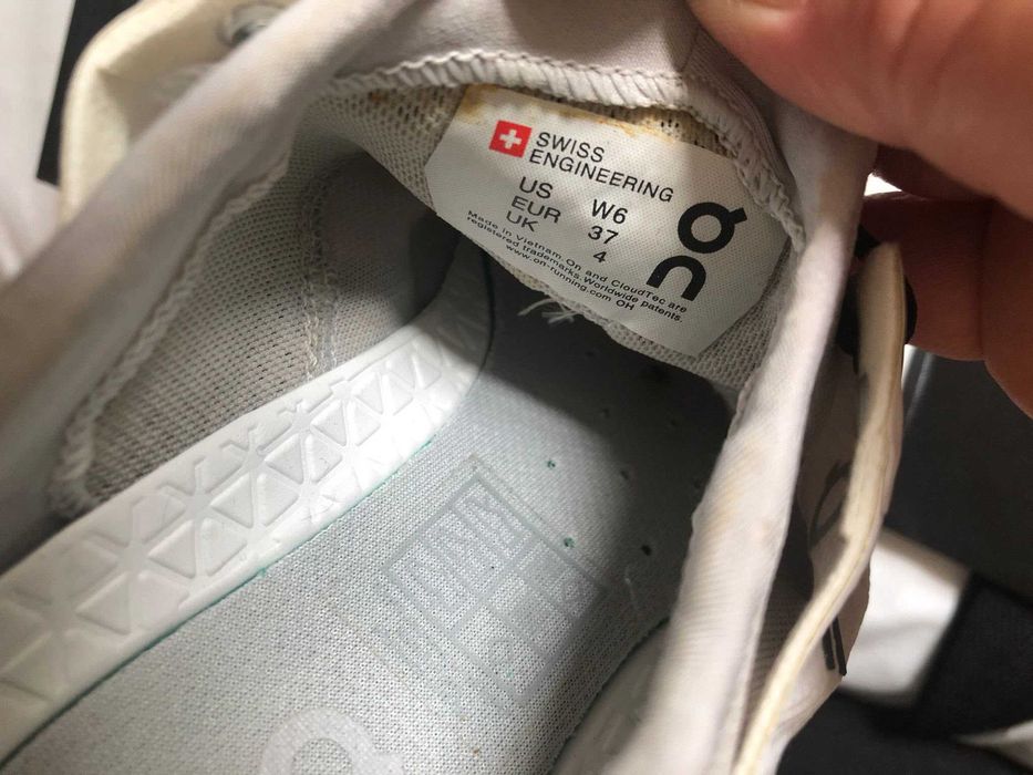 ON Cloud Shoes (Women's 6)