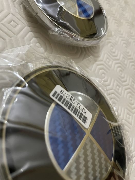 Símbolos para BMW 82mm frente + 74mm traseira Carbono