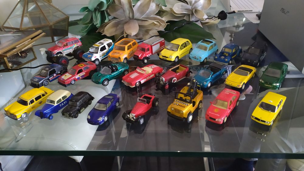 Carros miniaturas de várias marcas