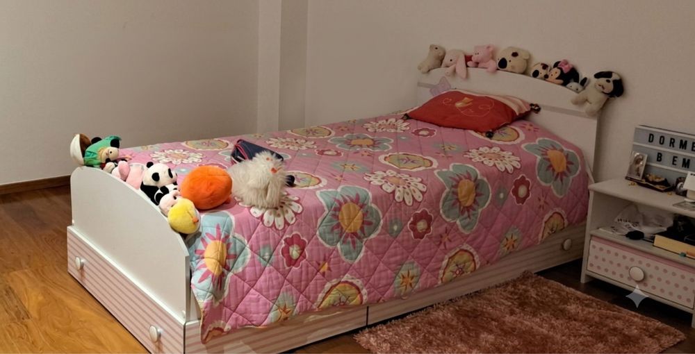 Cama, mesa de cabeceira e estante de livros
