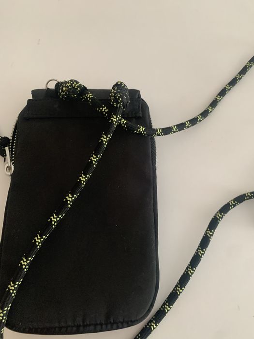 Bolsa pequena com cordão . Marca Pull Bear64585891350786124