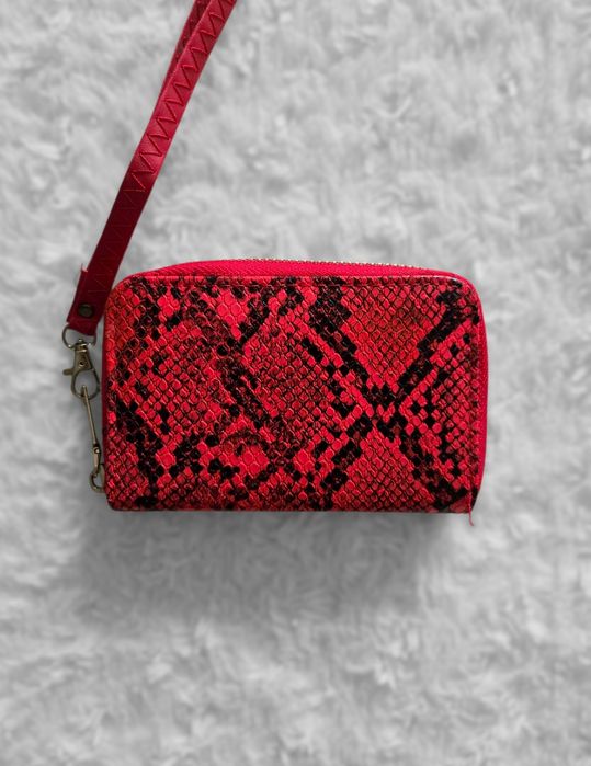 Czarno czerwony portfel damski, wzór skóry węża