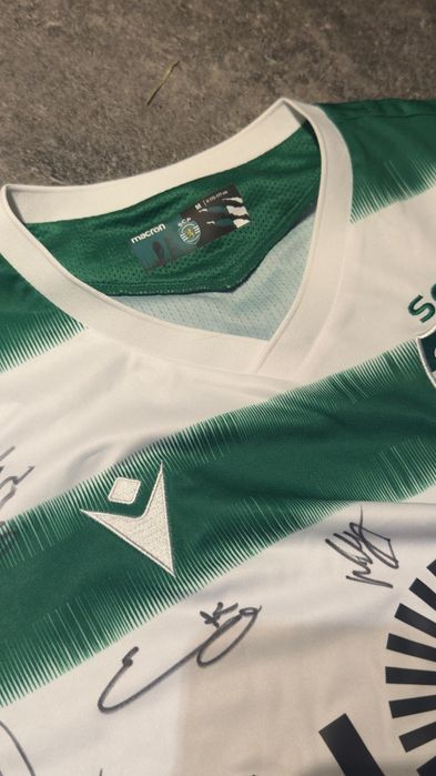 Camisola do Sporting assinada por todos os jogadores