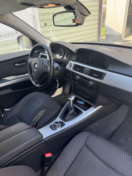 Bmw 318i 2010 рік