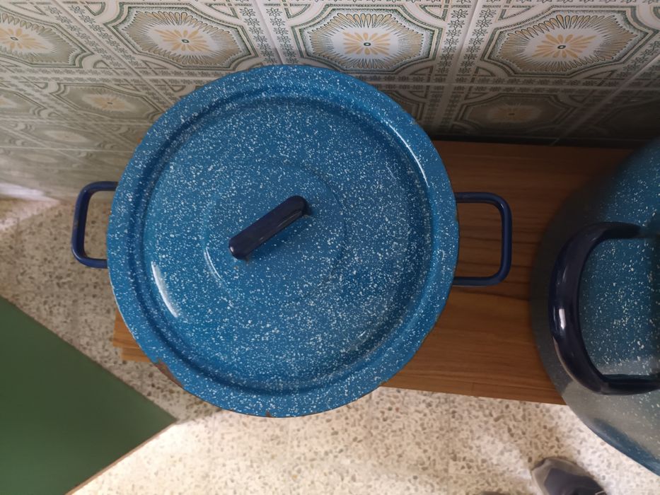 Duas panelas grandes em esmalte