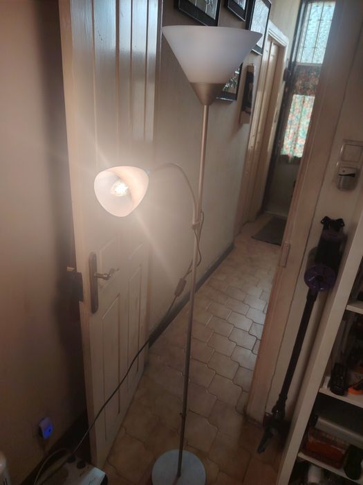 25€ candeeiro de pé,mede 1,80m altura entrego em Rio tinto