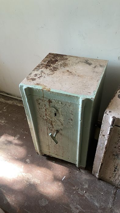 Сейфы и металический шкаф