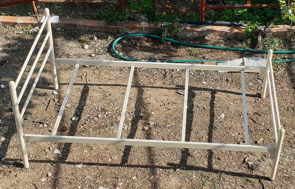 Cama de solteio com estrado e colchão