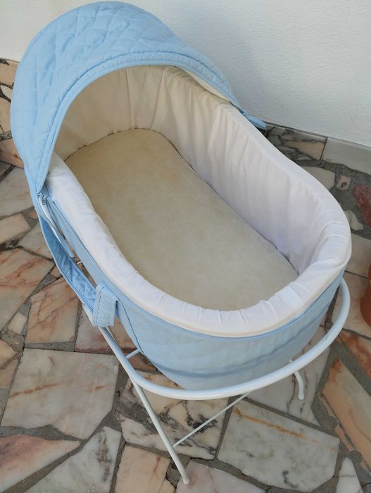 Alcofa de bebé com suporte