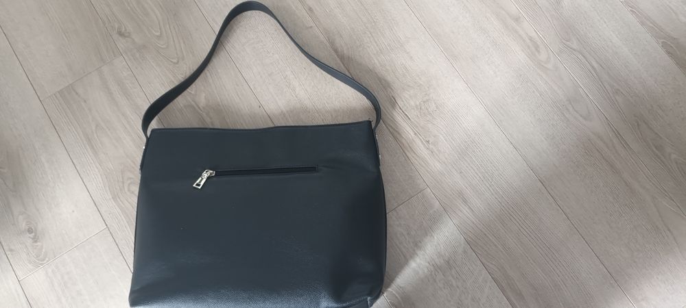 Duża czarna torebka.
