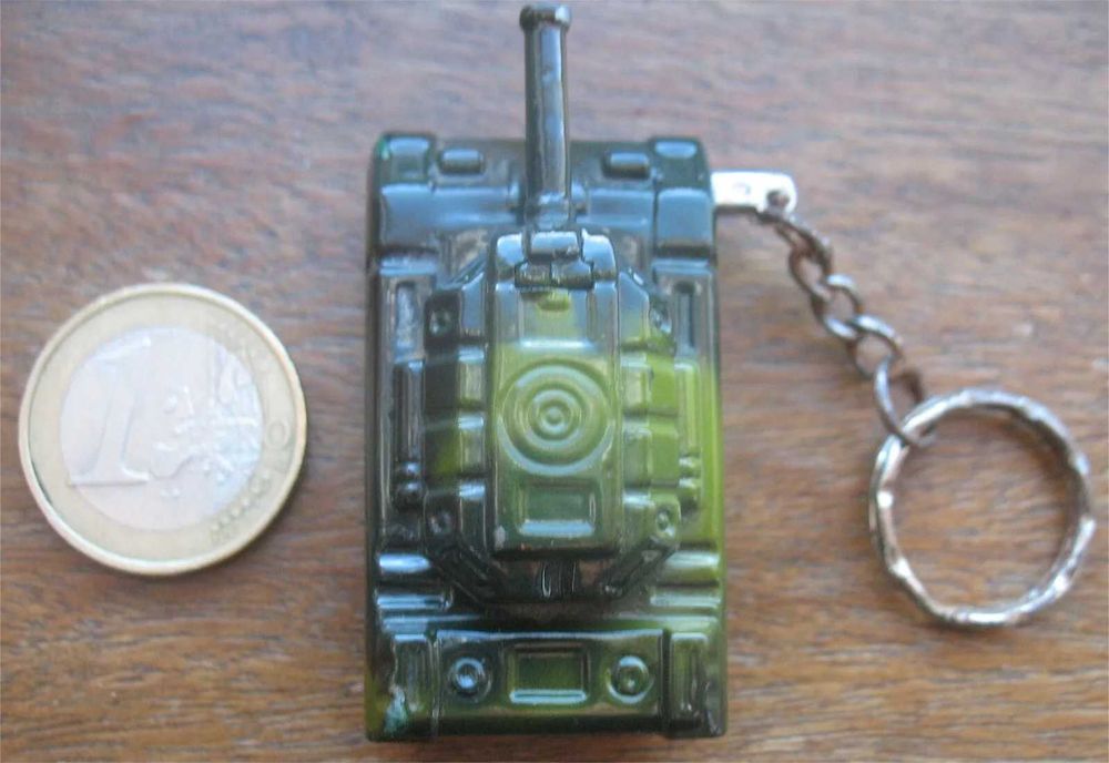 Isqueiro em forma de tanque militar