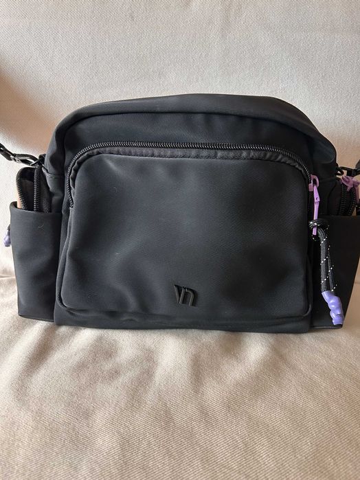 Mala preta com diversas bolsas