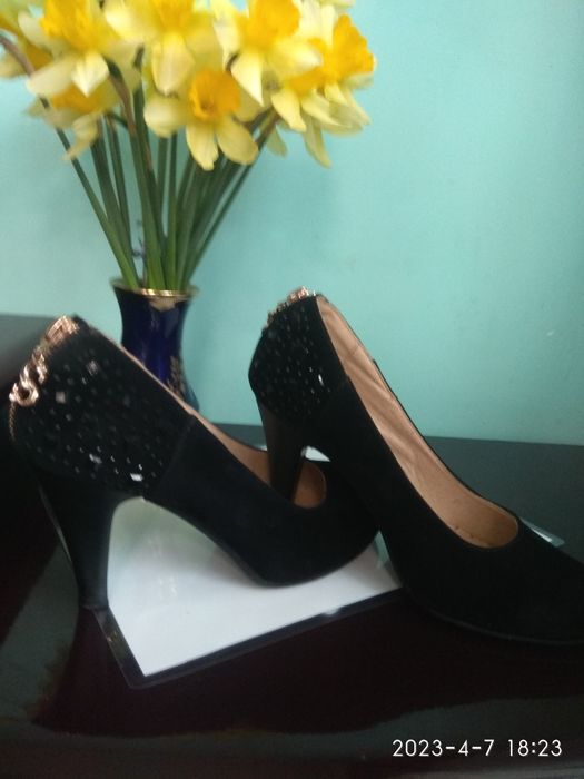 Туфлі чорні на каблуку зручні стан майже нових