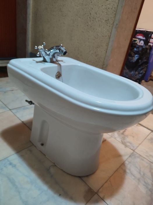 Venda de bidê e torneira em muito bom estado