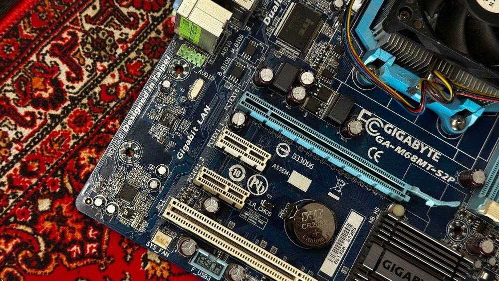 Мат. плата Gigabyte GA-M68MT-S2P + Проц. AMD Athlon II X2 250 3.00GHz