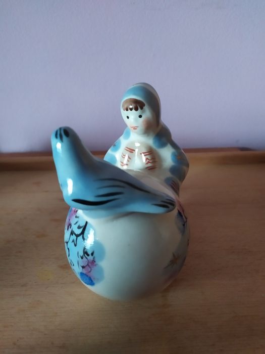 Статуэтка Девушка с вороной