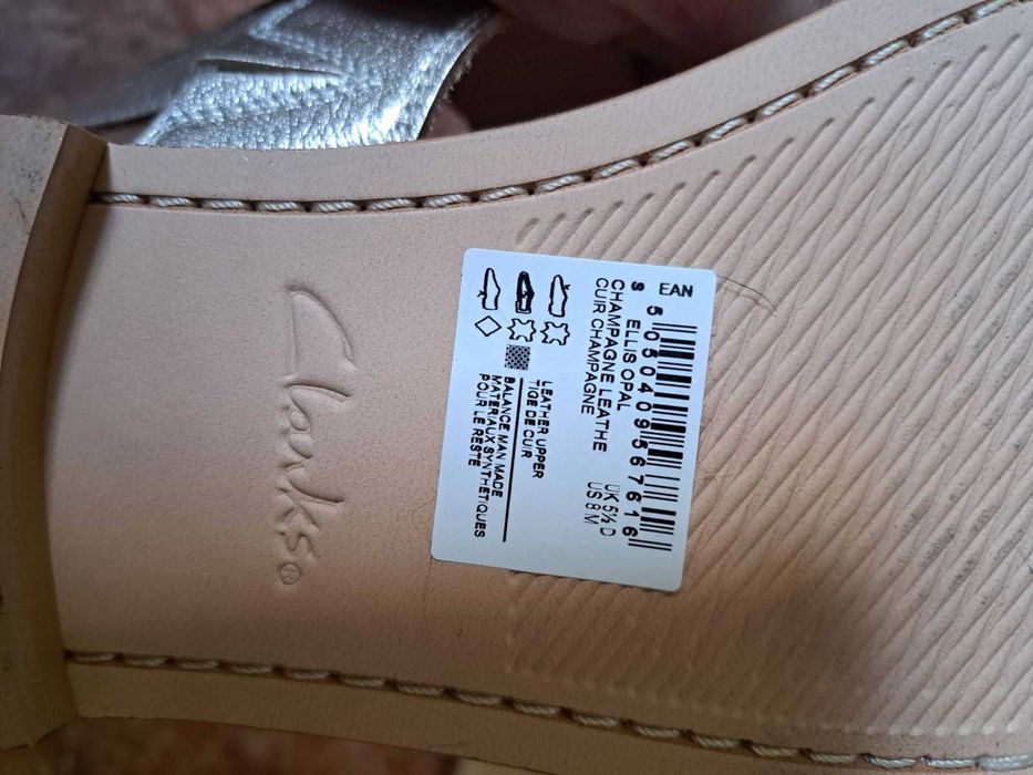 Продам новые кожаные босоножки Clarks