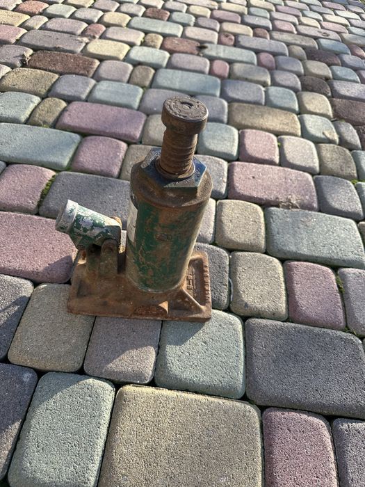 Домкрати з Європи.