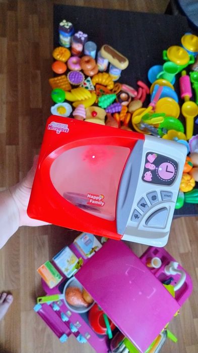 Дитяча кухня, мікрохвильова, тостер, їжа, приладдя