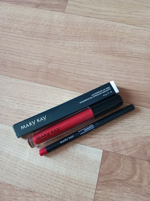 Zestaw kosmetyków Mary Kay błyszczyk Iconic Red i konturówka Red