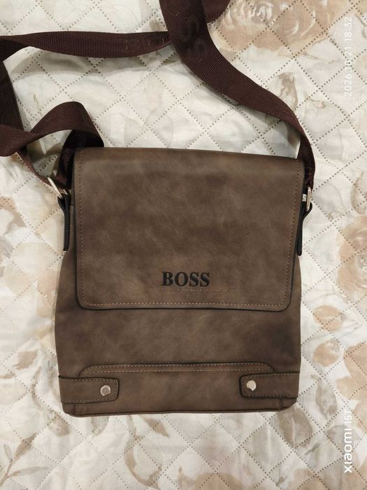 Mala tiracolo Boss em excelente estado.