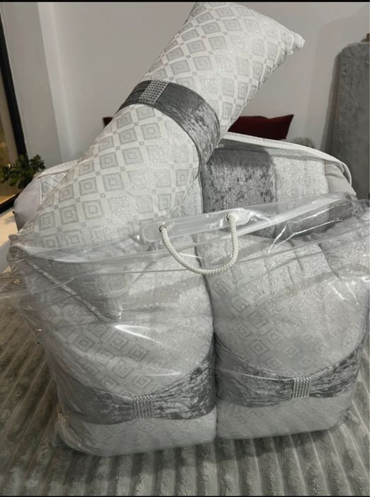 Edredão com aplicacões em veludo e lurex + 2 almofadas + 1 travesseiro