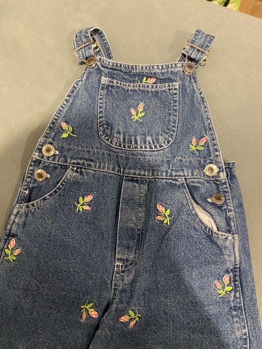 Jeansowe ogrodniczki w kwiatki 110