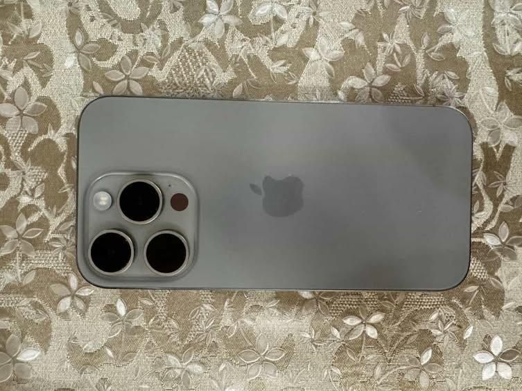 Vendo telemóvel iPhone 15 pro cinza com caixa 256GB