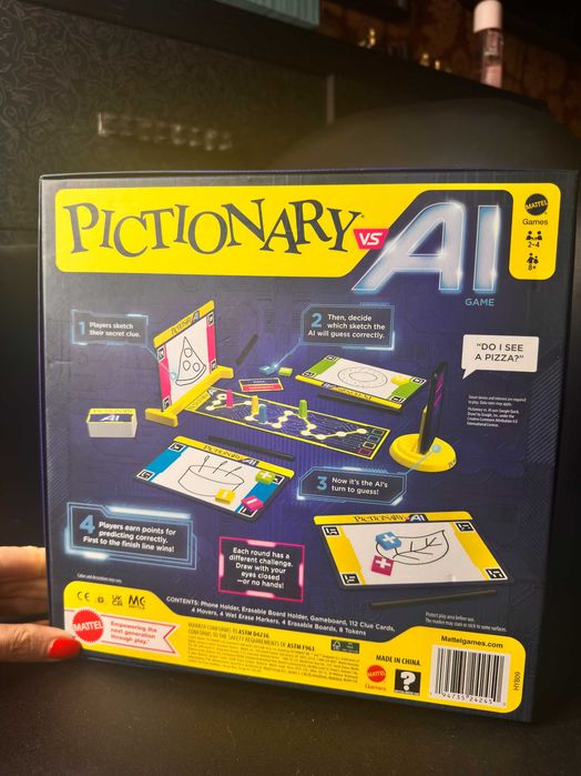 настільна гра  Pictionary vs. AI від компанії Mattel, що поєднує класичне малювання з технологіями штучного інтелекту