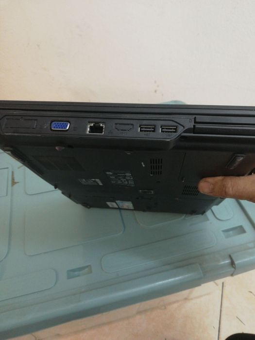 Portátil Acer com carregador a funcionar