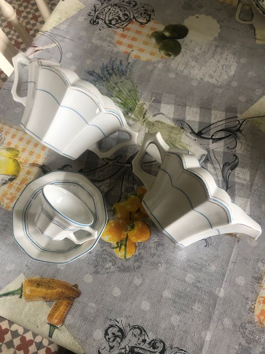 Conjunto açucareiro, leiteira e chávena de café e respetivo Pires