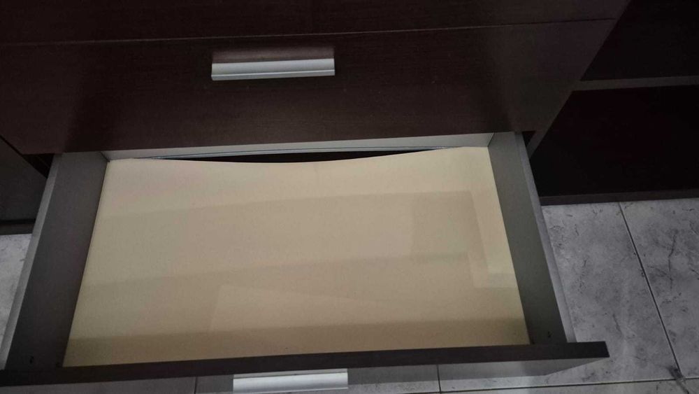 Conjunto de jantar com mesa, cadeiras, aparador e espelho