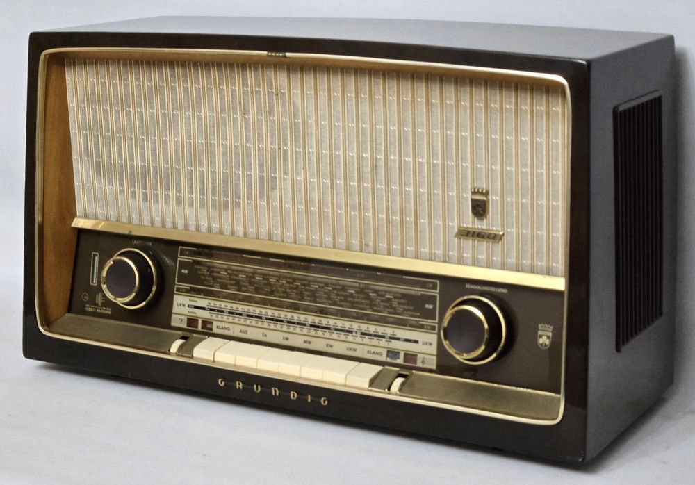 Rádio antigo reparado Grundig