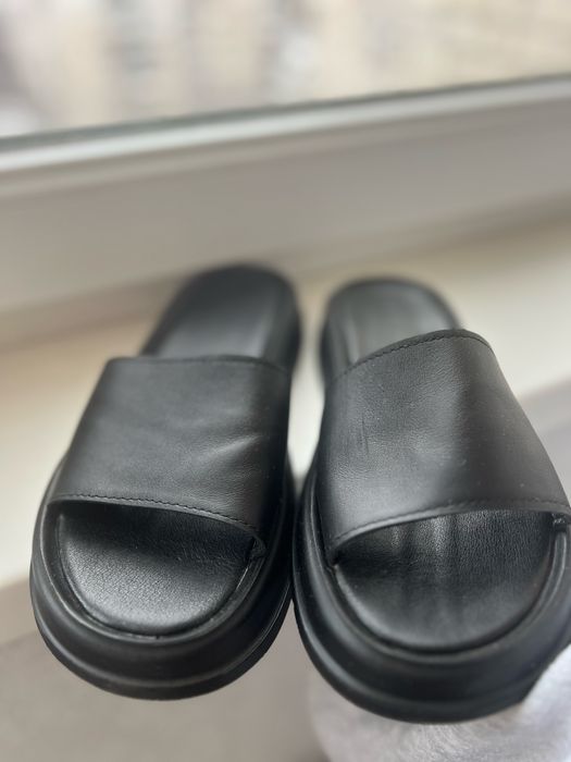 Шльопанці шкіряні