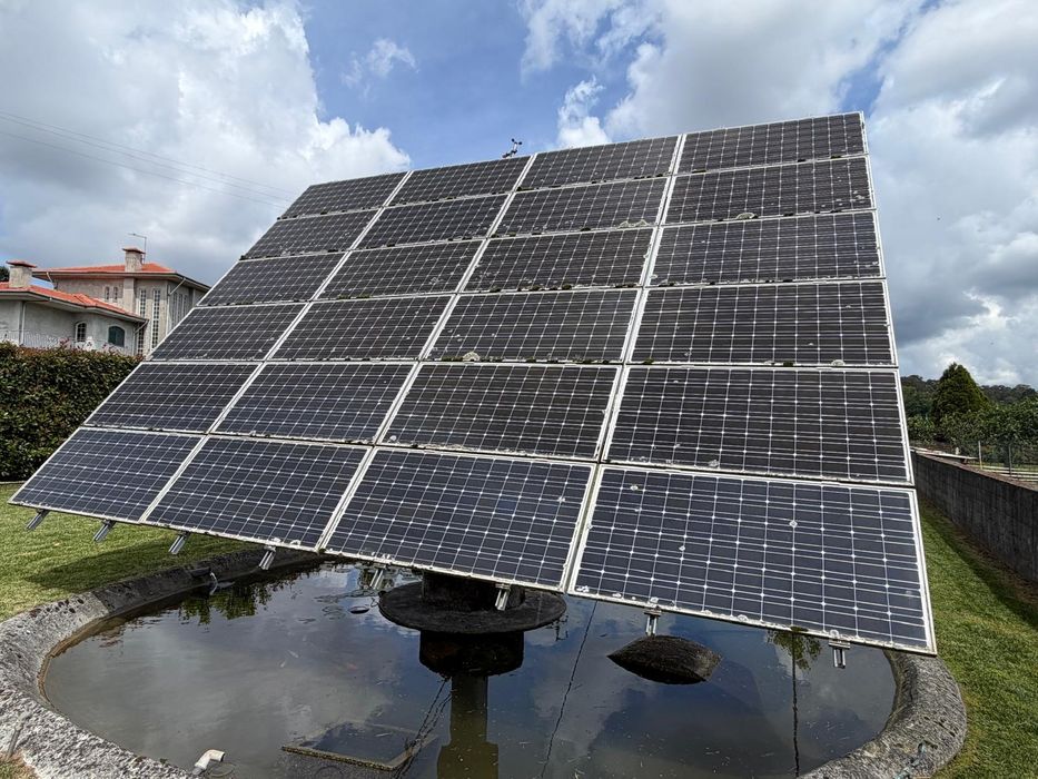 Painel fotovoltaico rotativo