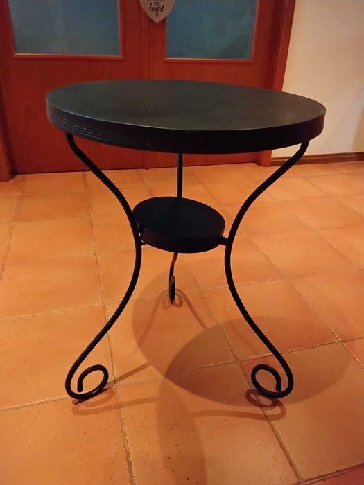 Mesa em metal preta