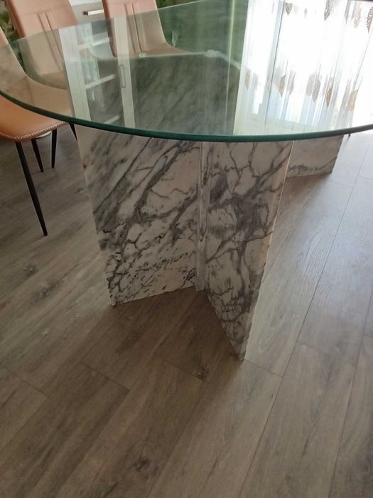 Mesa de jantar em vidro com suporte em mármore