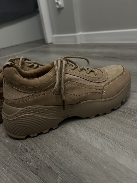 beżowe buty sportowe