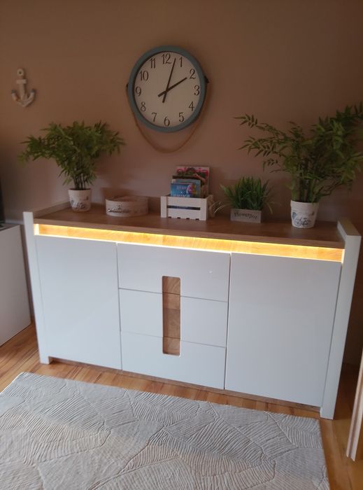 Biała szafka z połyskiem