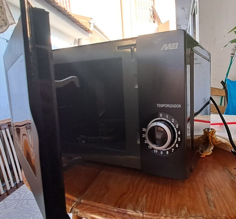 Microondas MEI (modelo MW 1828 P).