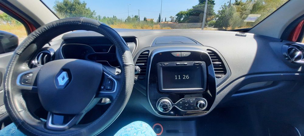 Vendo Renault Captur 0.9 TCe Exclusive a gasolina de 2019, num estado irrepreensível e com apenas 80000km reais.