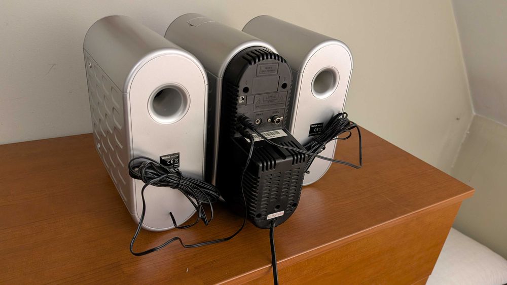 Futurystyczny zestaw audio z pilotem, jak z serialu „Fallout”