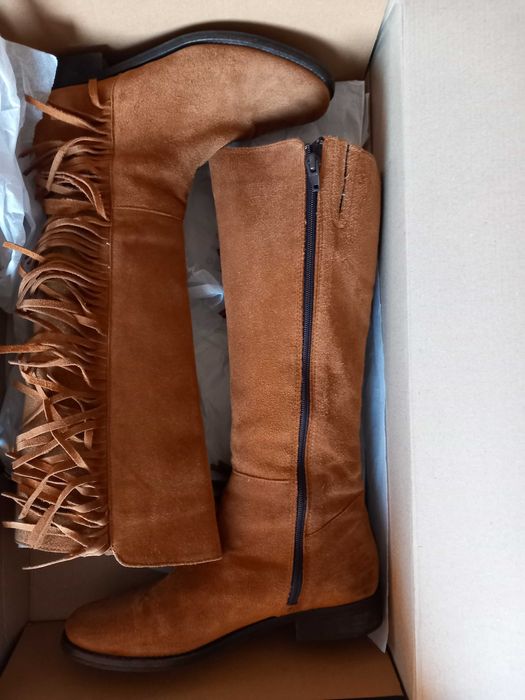Botas em camurça até ao joelho com franjas e tacão baixo 37