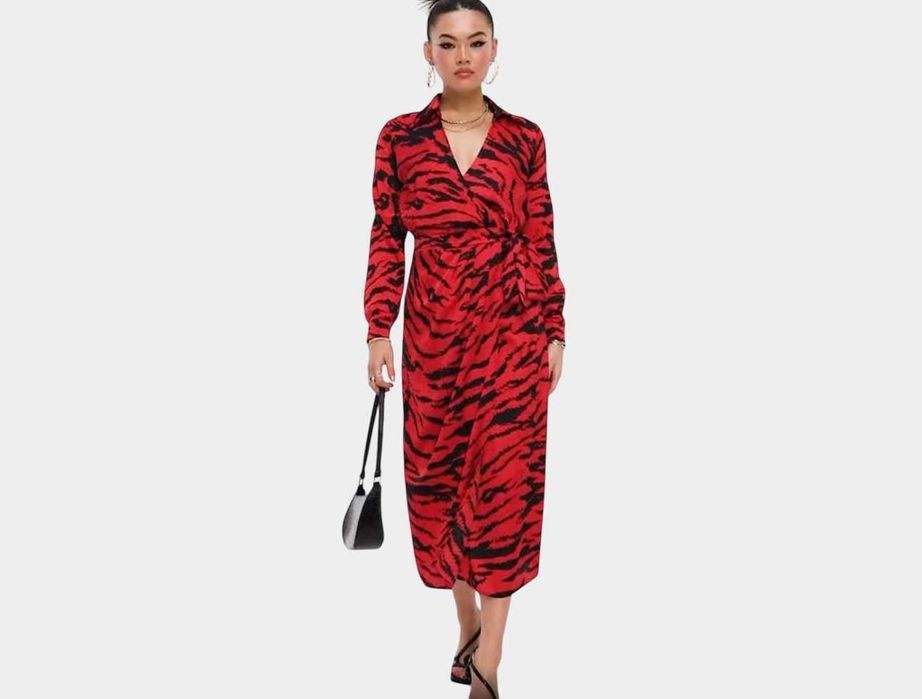 Червона атласна сукня-халат від Ax Paris.