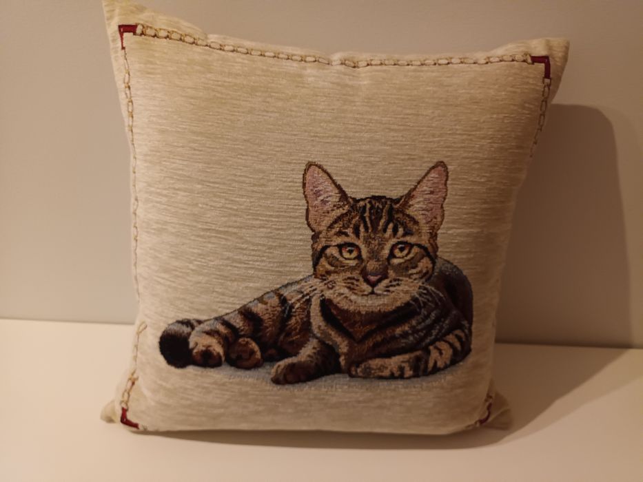 Almofada com gato bordado